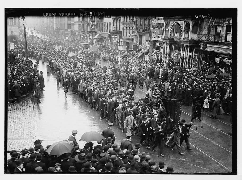 picture of a crowd in early 1900s new york